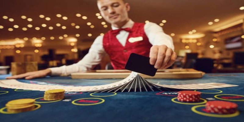 Hình ảnh người chia bài trong casino 